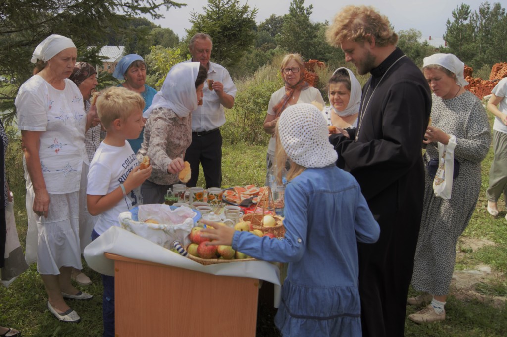 Жителей в Троицких Борках. Кладбище Троицких Борок. Праздник Боркуло. Село Борки Церковь праздник население фото.